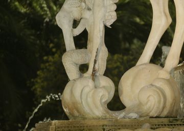 Un hombre la emprende a martillazos con la fuente de Luceros de Alicante