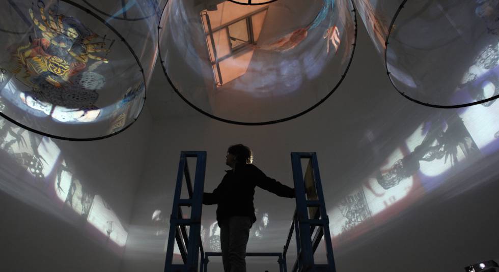 La artista, durante su participación en Documenta de 2013 con su obra ‘In Search of Vanished Blood.