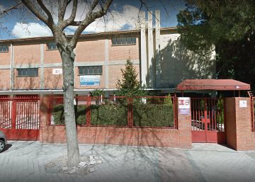 Alumnos de un colegio concertado en Madrid piden que el uniforme de las chicas tenga pantalón