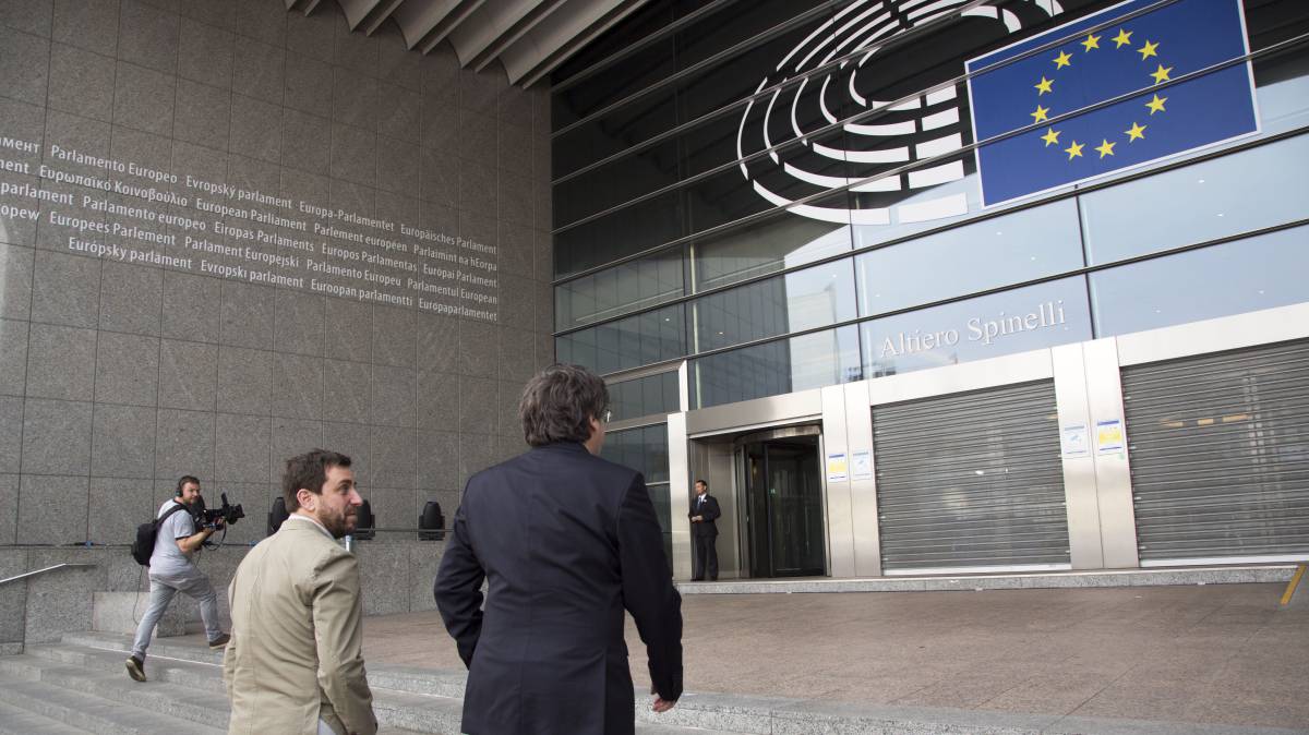 Carles Puigdemont y Toni Comín, a las puertas de la Eurocámara, este domingo.