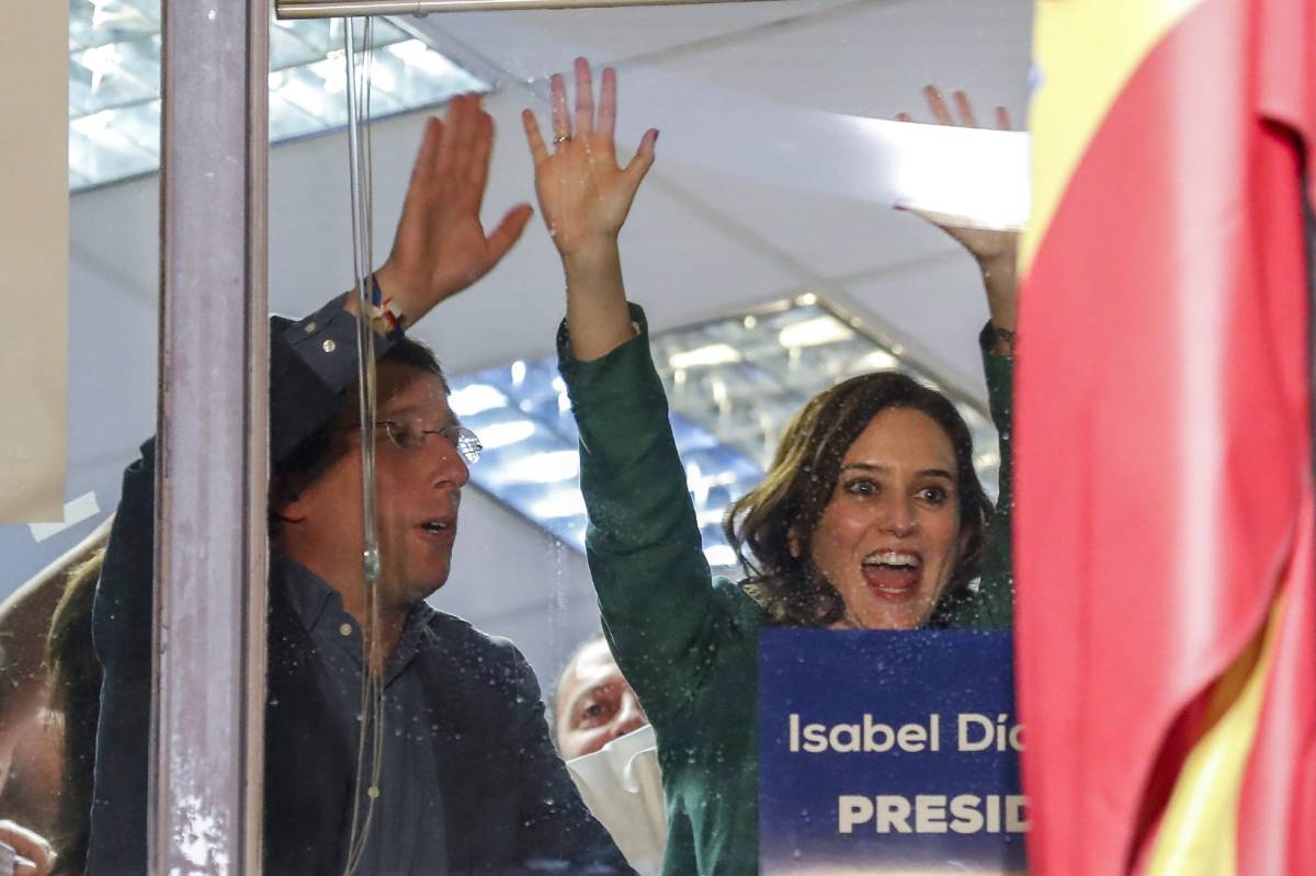 José Luis Martínez-Almeida e Isabel Díaz Ayuso celebran la victoria en la sede de Génova.