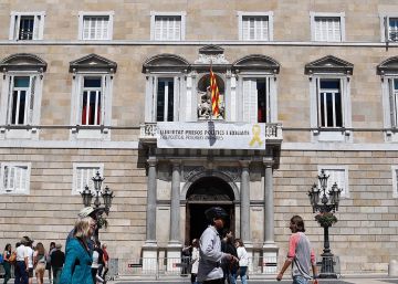Torra torna a penjar la pancarta dels “presos polítics” a la Generalitat