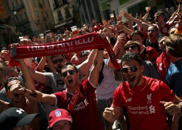 Calor, cerveza y convivencia: los hinchas ingleses toman el centro de Madrid