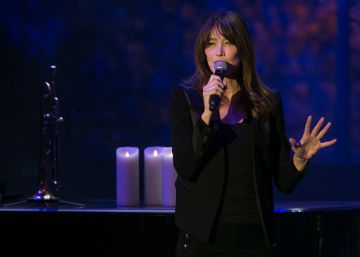 Carla Bruni seduce en los jardines de Pedralbes