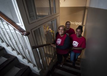 El Sindicat del Poble-sec ocupa un bloc al Paral·lel