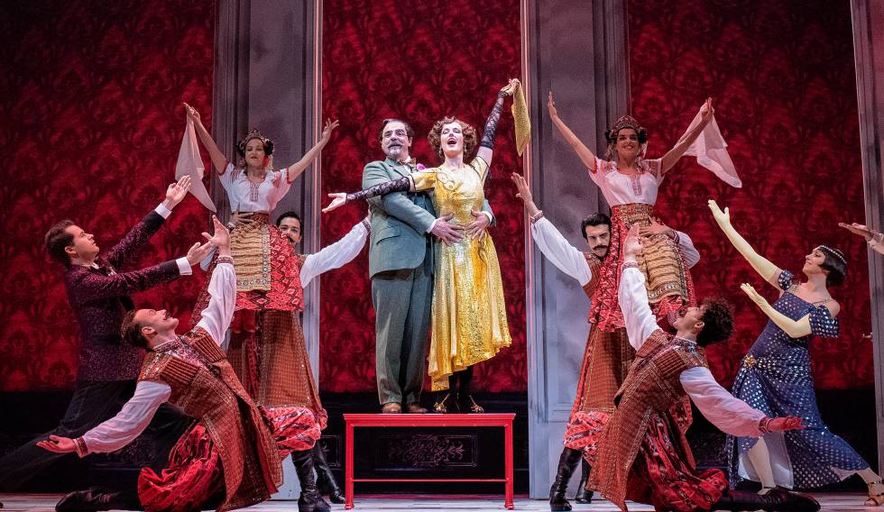 Escena de la producción ganadora de 'Anastasia', con Silvia Luchetti y Javier Navares, también galardonado, en el centro.