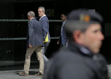 Forn no podrá ir al pleno de Barcelona, pero conserva por ahora el cargo