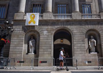 Colau vuelve a colgar el lazo amarillo en el Ayuntamiento de Barcelona