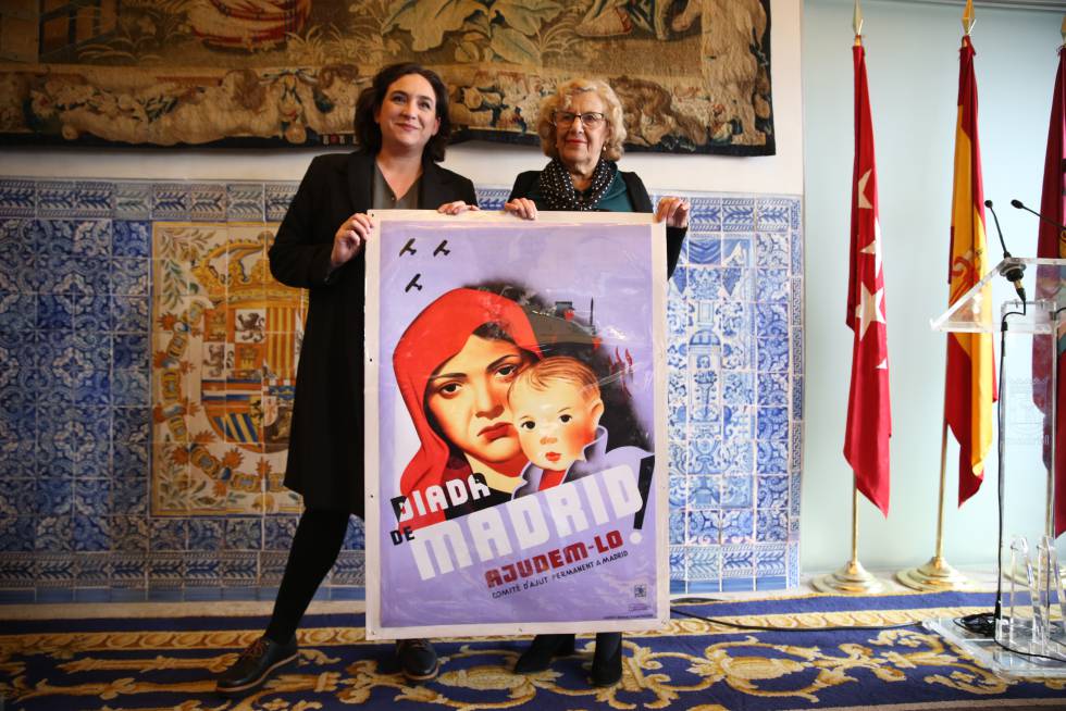 La exalcaldesa de Madrid Manuela Carmena (dcha) y la regidora de Barcelona, Ada Colau, posan en la exposición