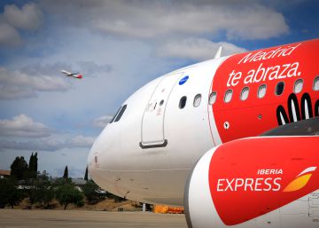 Iberia Express estrena su avión pintado con el ‘abrazo de Madrid’