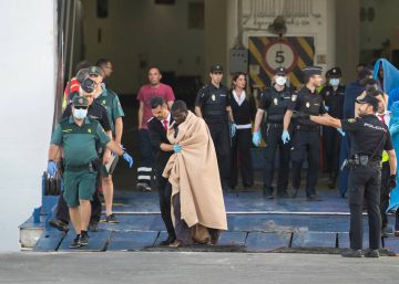 Detenidos en el CIE de Valencia dos patrones de una patera con 17 inmigrantes