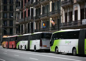 Els veïns clamen contra l’aglomeració d’autobusos a la ronda Universitat