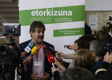 Urizar presenta su dimisión y anima el proceso de renovación en EA