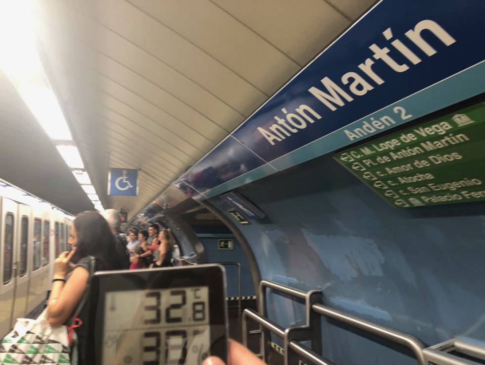 De la chaquetilla al abanico: 10 grados de diferencia de temperatura en vagones del Metro de Madrid
