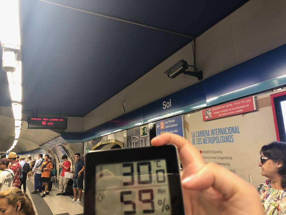 De la chaquetilla al abanico: 10 grados de diferencia de temperatura en vagones del Metro de Madrid