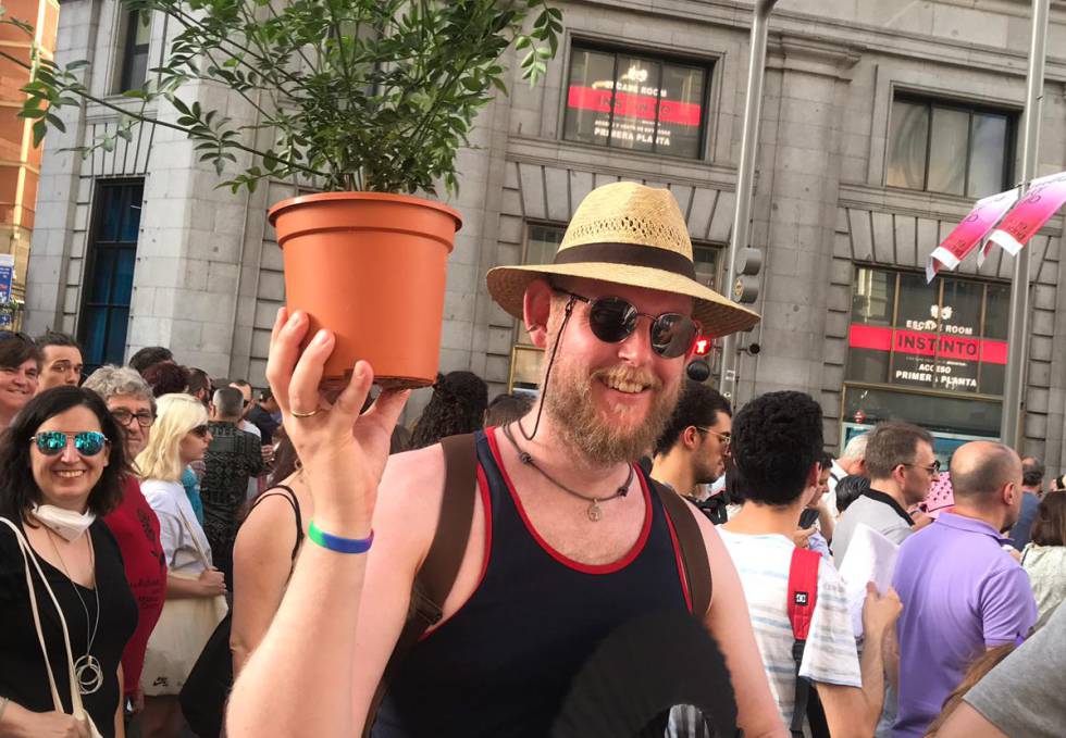 Thomas acudió a la manifestación en defensa de Madrid Central con una planta como pancarta.