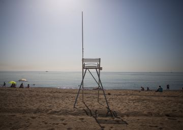La precarietat laboral buida les platges de socorristes