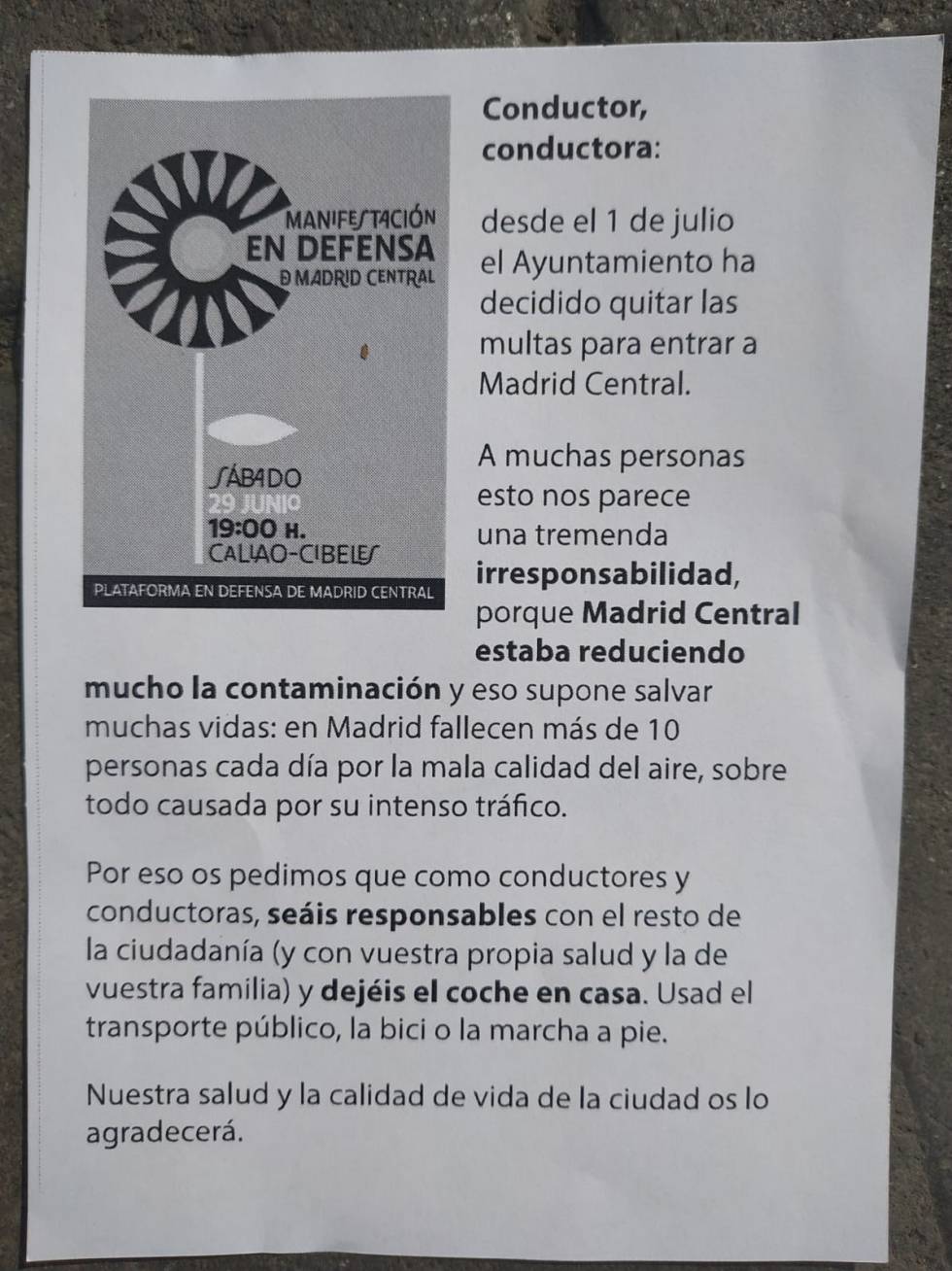 Los volantes que les entregan a los conductores en defensa de Madrid Central.