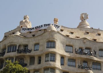 Arran penja una pancarta a la Pedrera: “El turisme mata la ciutat”