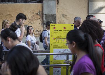 Deu minuts a peu per fer el transbord entre els dos autobusos que substitueixen la L1