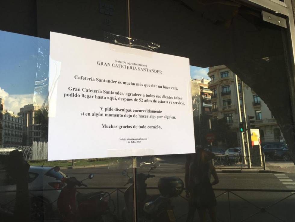 Cierra la Cafetería Santander de Madrid y sus paredes se llenan de mensajes