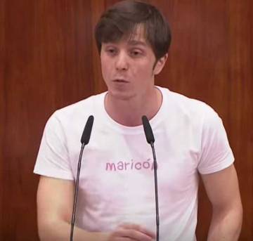 Rubiño, con la camiseta con la palabra