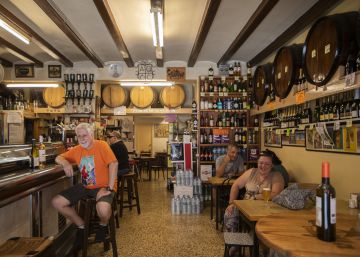 Barcelona blinda sus bodegas de barrio