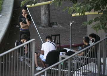 L’arribada de menors migrants canvia de tendència i cau el 42%