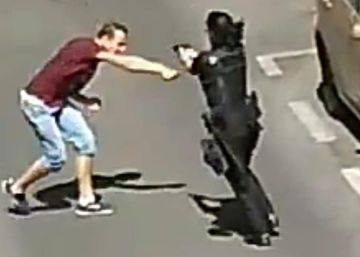 Un policía dispara en la cadera a un hombre que amenazaba con un cuchillo a varios agentes
