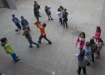 L’ús del català al pati cau a la meitat de primària a secundària, segons un estudi