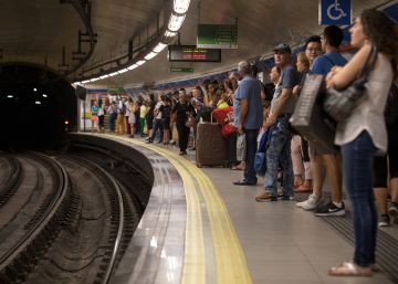 Metro disminuye trenes en julio y empeora las ya reducidas frecuencias estivales
