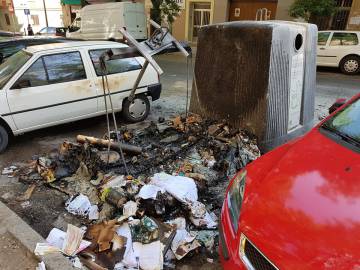 Un grupo de pirómanos atemoriza a los vecinos de Ciudad Lineal prendiendo fuego a los contenedores