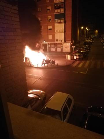 Un grupo de pirómanos atemoriza a los vecinos de Ciudad Lineal prendiendo fuego a los contenedores