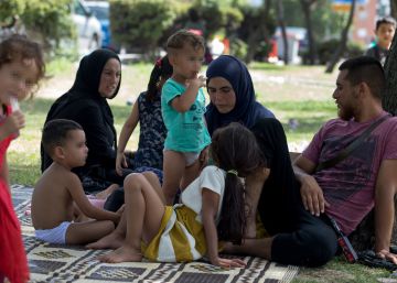 Medio centenar de sirios acaban en un parque de Madrid tras siete años de huida