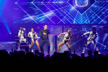 Luis Fonsi i les bailarias en Cap Roig.
