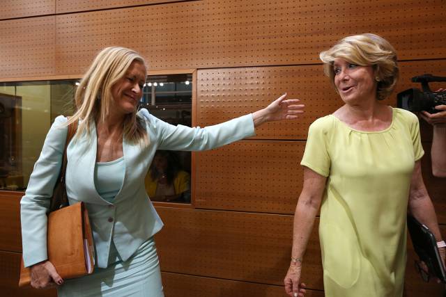 Las expresidentas de la Comunidad de Madrid Esperanza Aguirre (derecha) y Cristina Cifuentes.