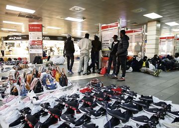 El Ayuntamiento de Barcelona acuerda con los manteros crear un espacio diálogo