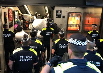 El sindicato de manteros acusa a Colau de traición y la responsabiliza de la operación policial en su contra