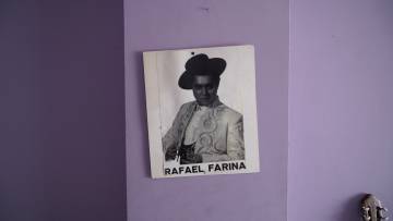 El cartel de Rafael Farina ante el que hace Manuel su ritual antes de salir a la calle a cantar.