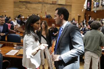 Monasterio con Aguado después de la sesión de investidura en la Asamblea en Madrid.