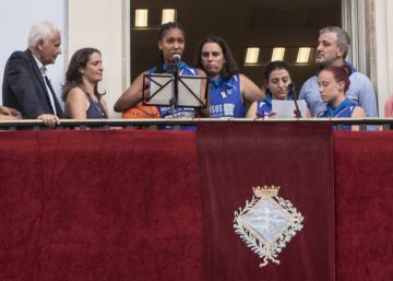 Gràcia comença les seves festes amb xiulades a l’Ajuntament i crits a favor dels presos independentistes