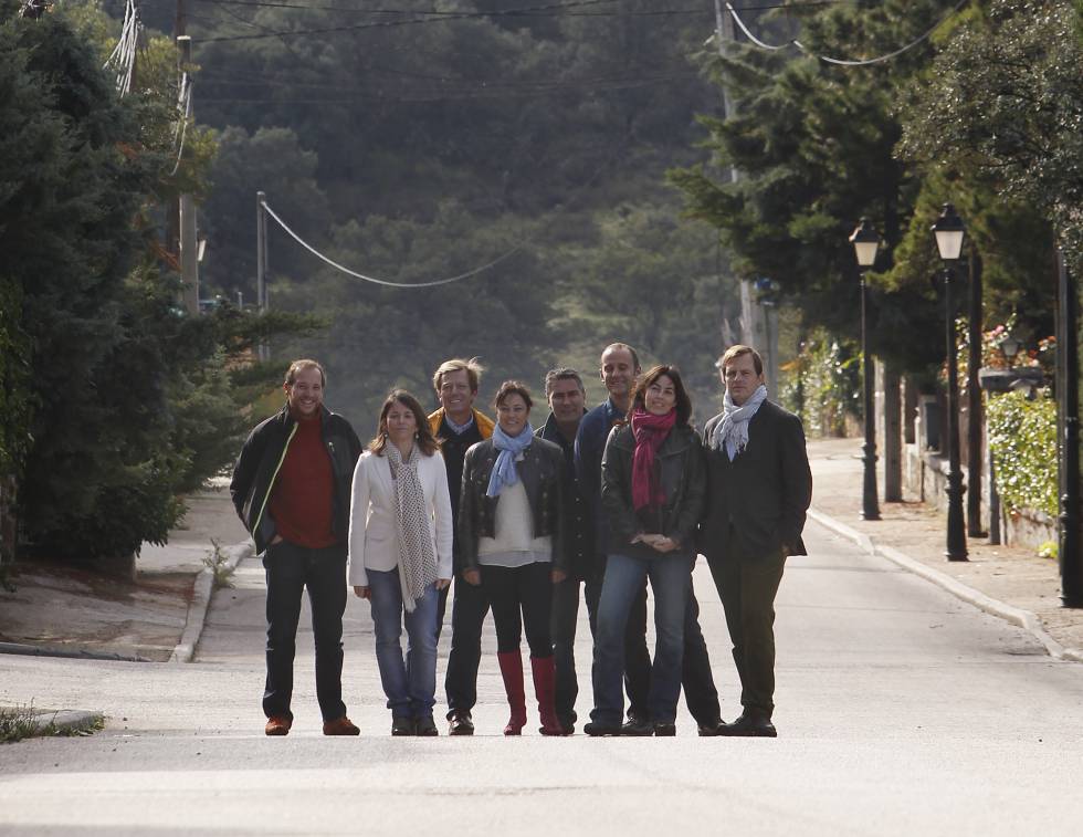 Elena Biurrún (con chaqueta blanca), alcaldesa de Torrelodones y su equipo