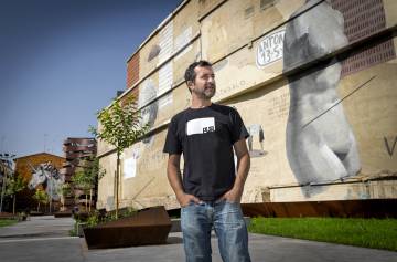 El fotógrafo Sergio Belinchón, en el Jardín del IVAM.