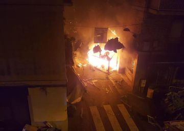 Un incendio quema parte del decorado de la calle Llibertat de Gràcia