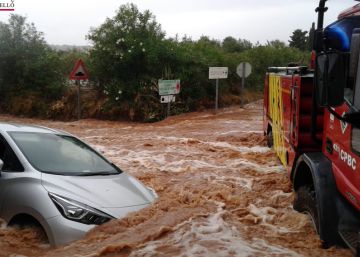 Los bomberos rescatan a varias personas atrapadas en sus coches por las lluvias en Castellón
