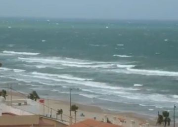 El temporal obliga a prohibir el baño en las ocho playas de Valencia