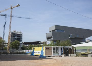 Los pisos prefabricados de Colau llegan con más de un año de retraso