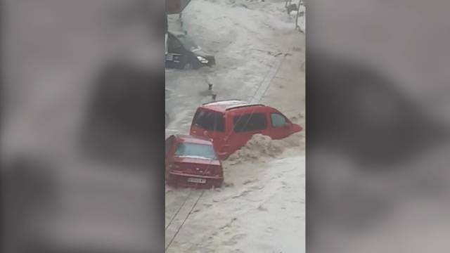 Una gran tormenta causa inundaciones y cortes de carreteras en Madrid