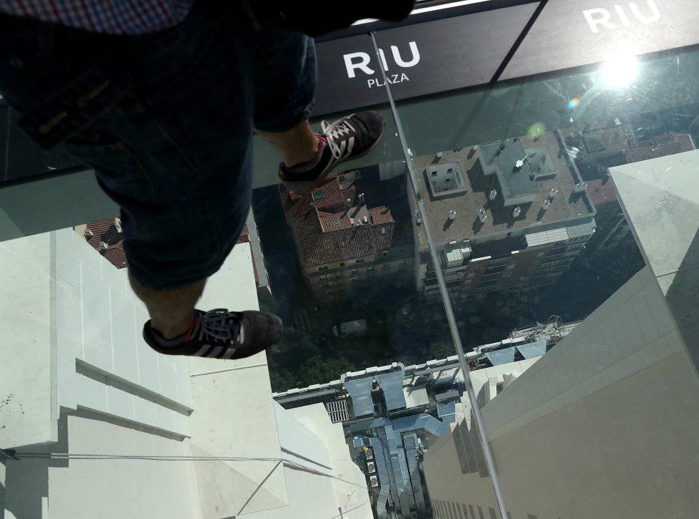 Pasarela transparente en el Edificio España.