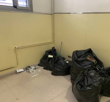Part de les pertinences de l'Ana, en una habitació d'Arrels.